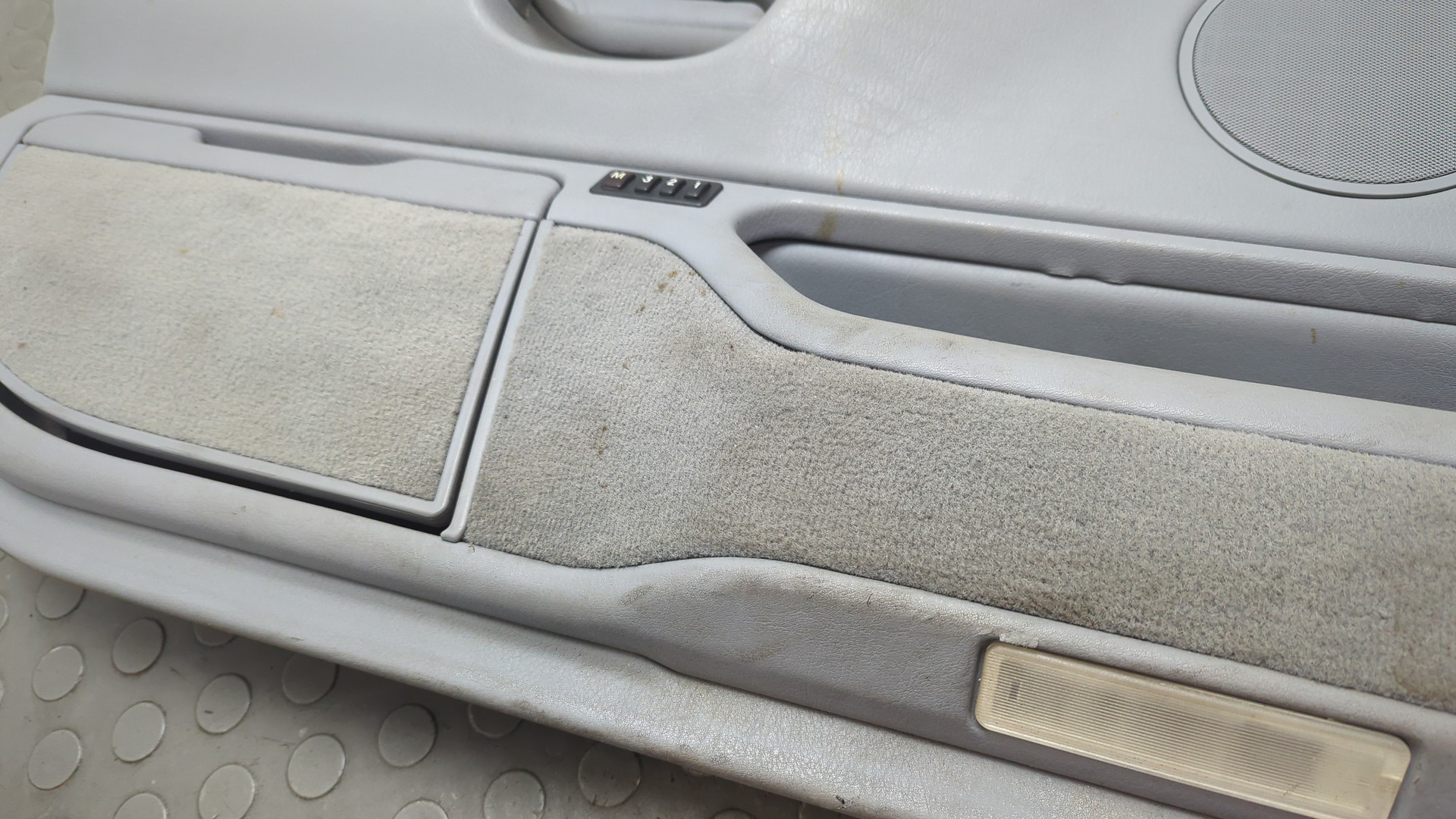 Обшивка двери передней левой