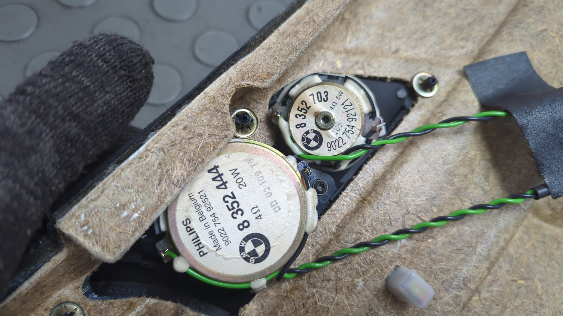 Обшивка двери передней левой