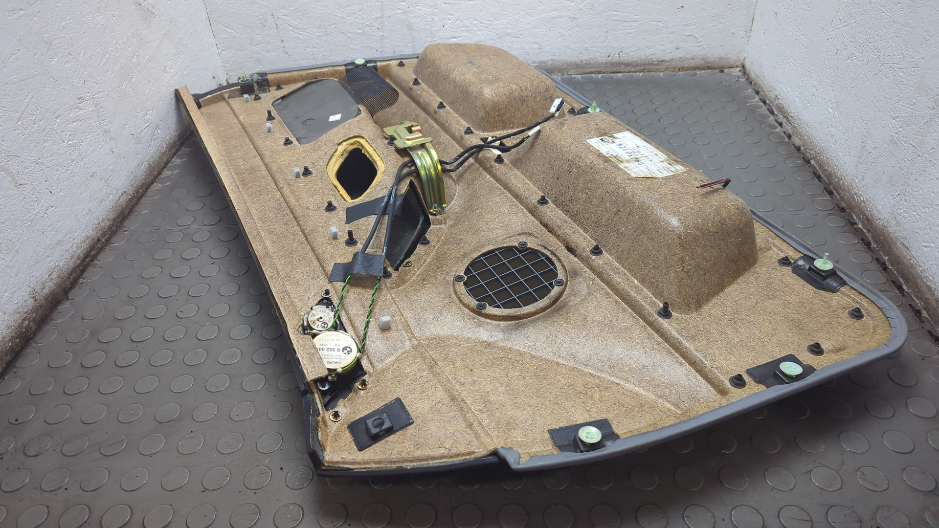 Обшивка двери передней левой