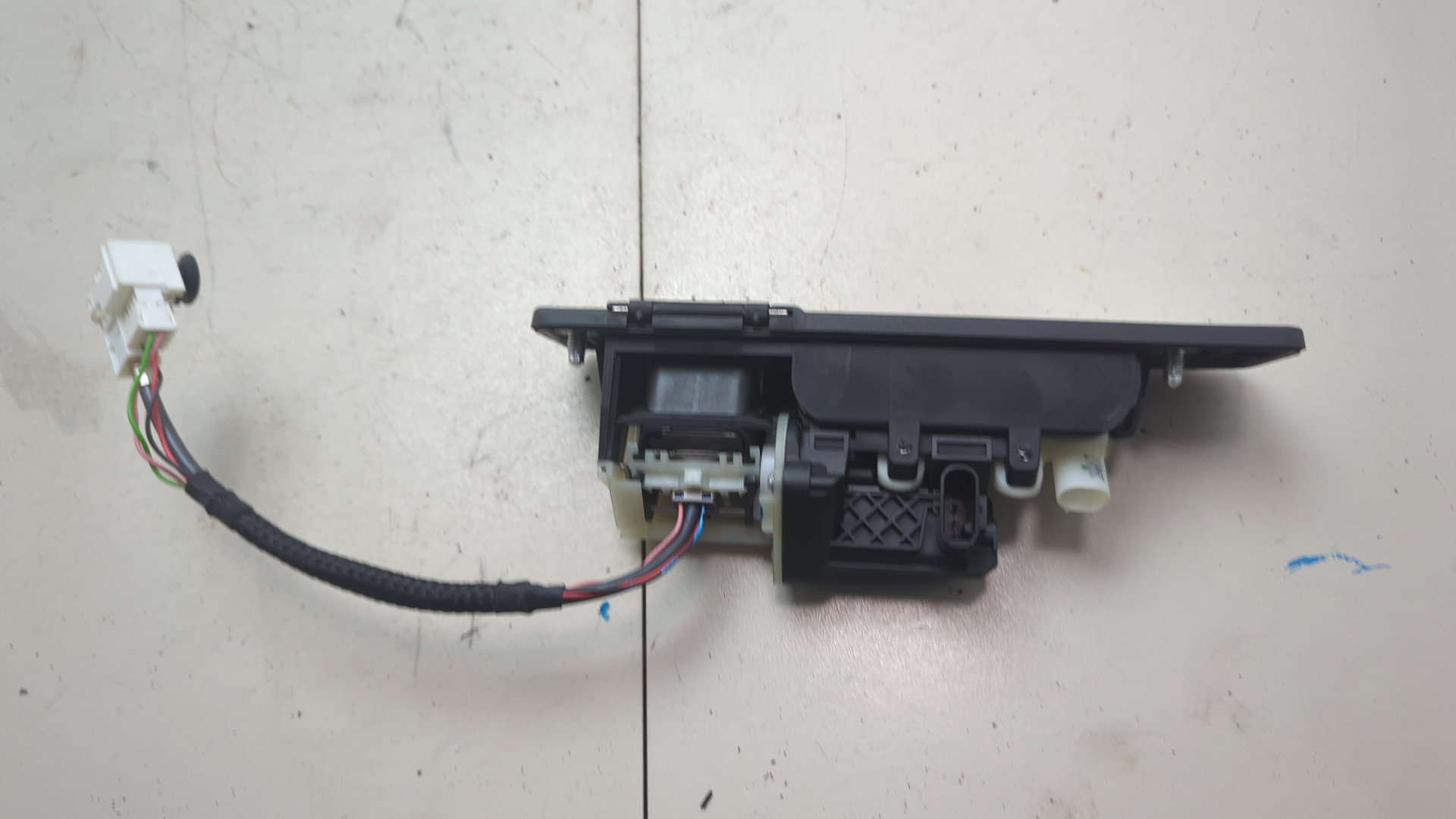 Ручка двери багажника наружная