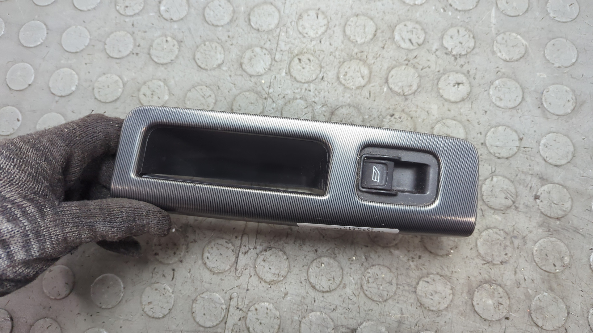 Кнопка стеклоподъемника