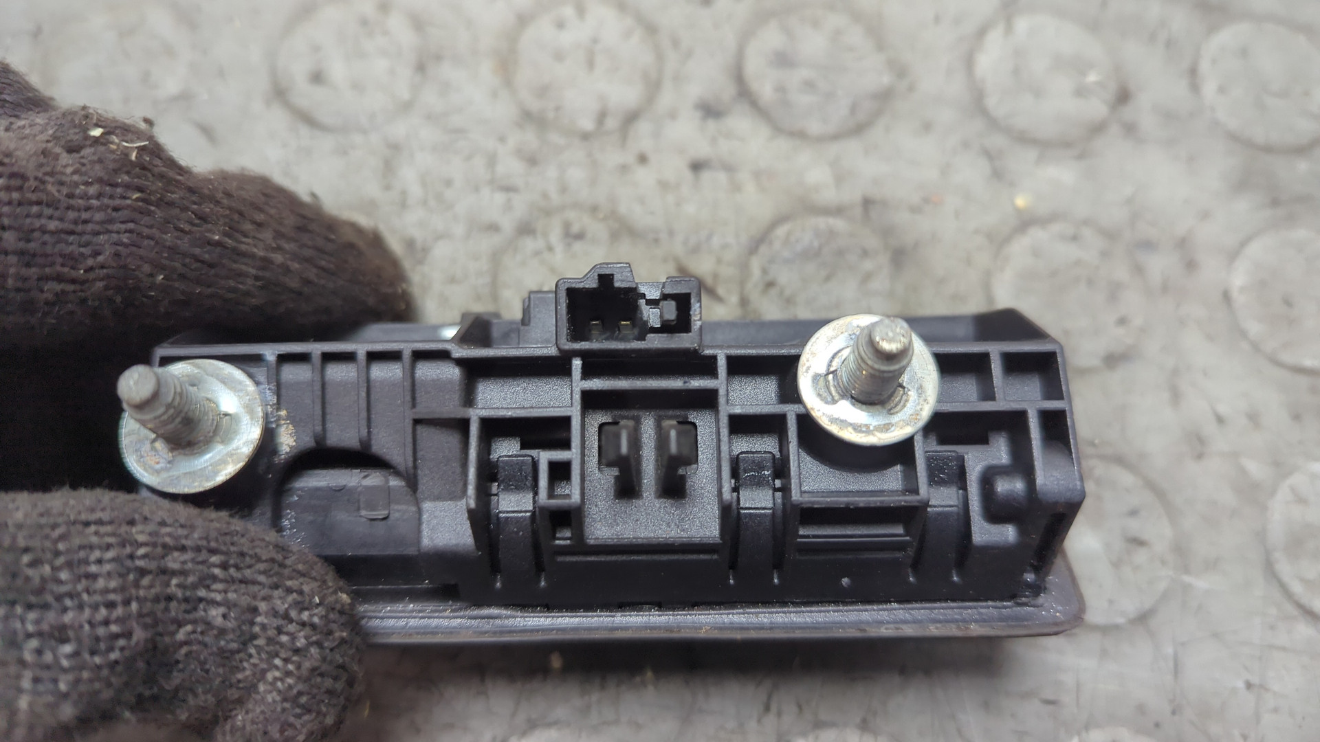 Кнопка открывания багажника