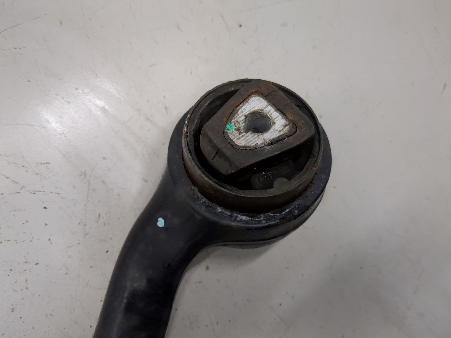 Рычаг передний правый