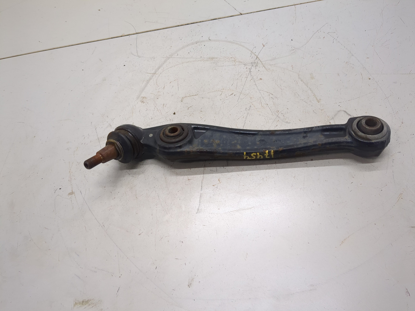 Рычаг передний правый