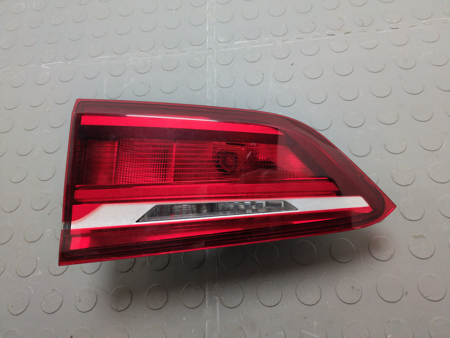 Фонарь задний внутренний правый