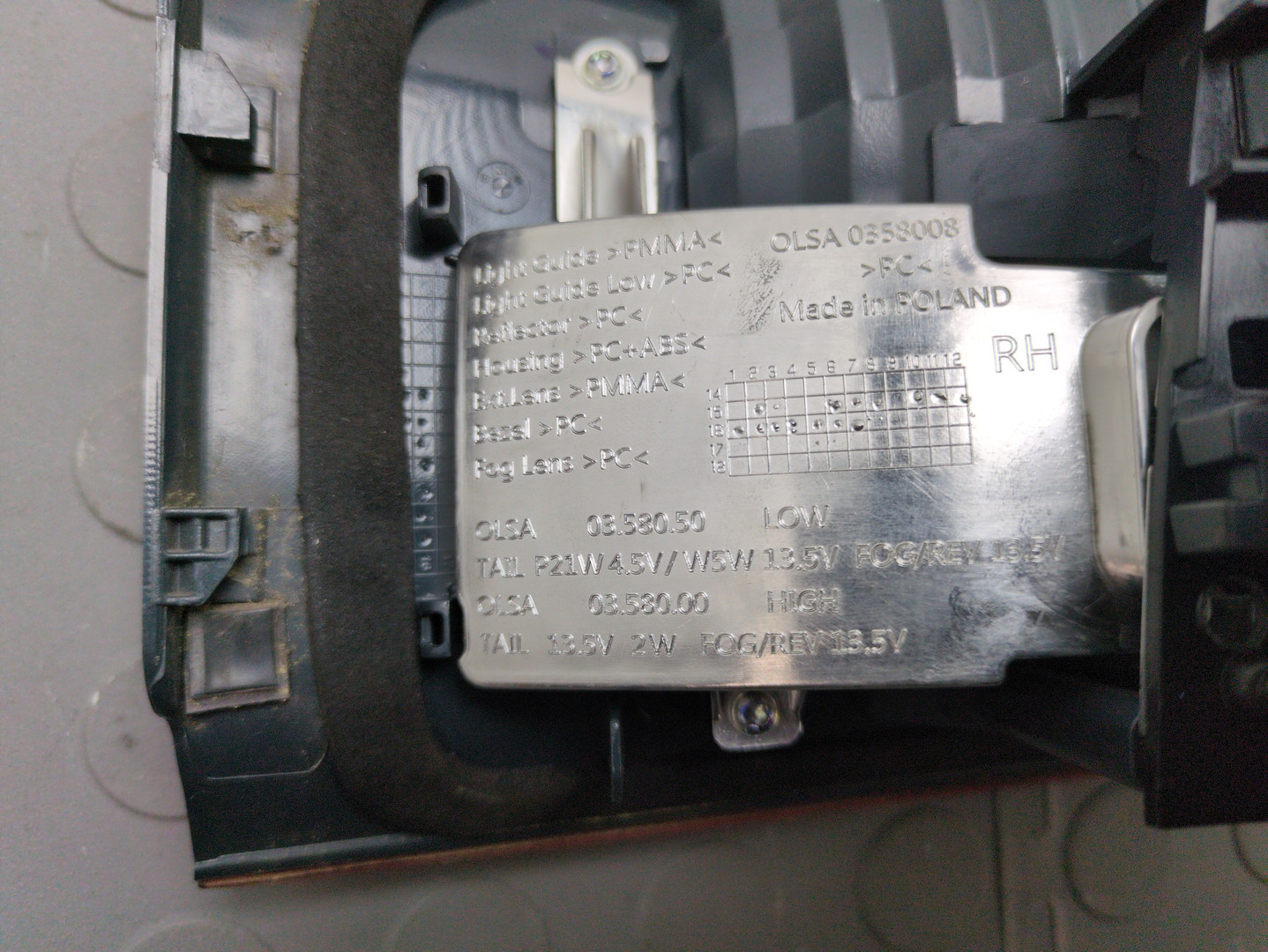 Фонарь задний внутренний правый