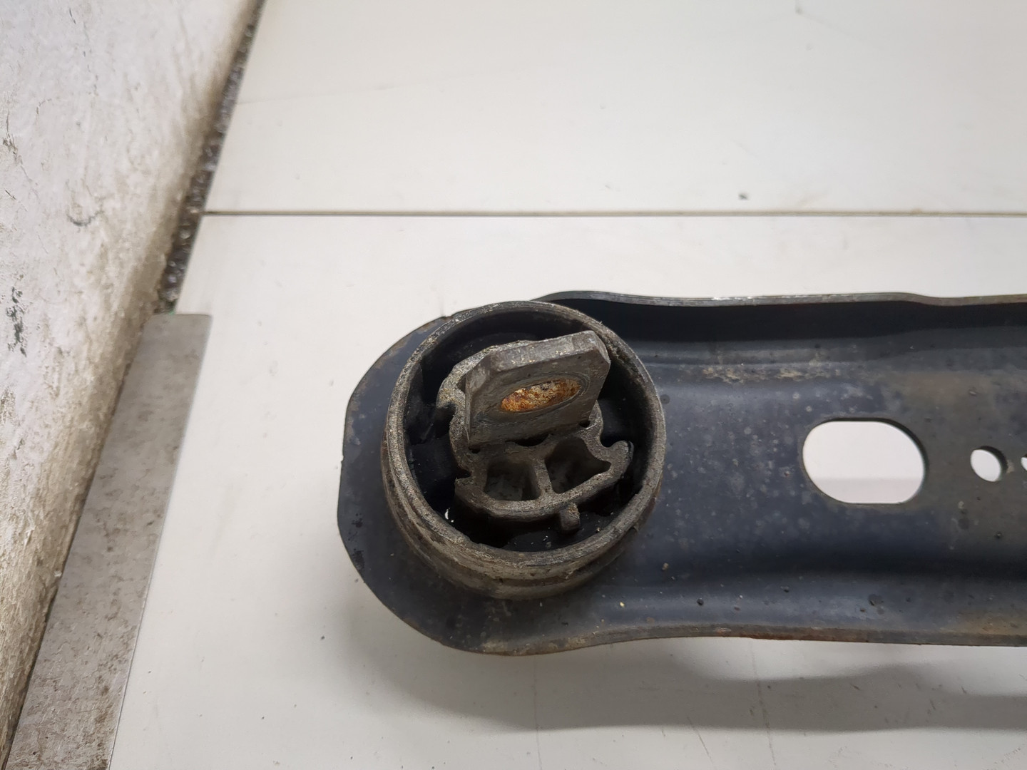 Кулак поворотный задний левый