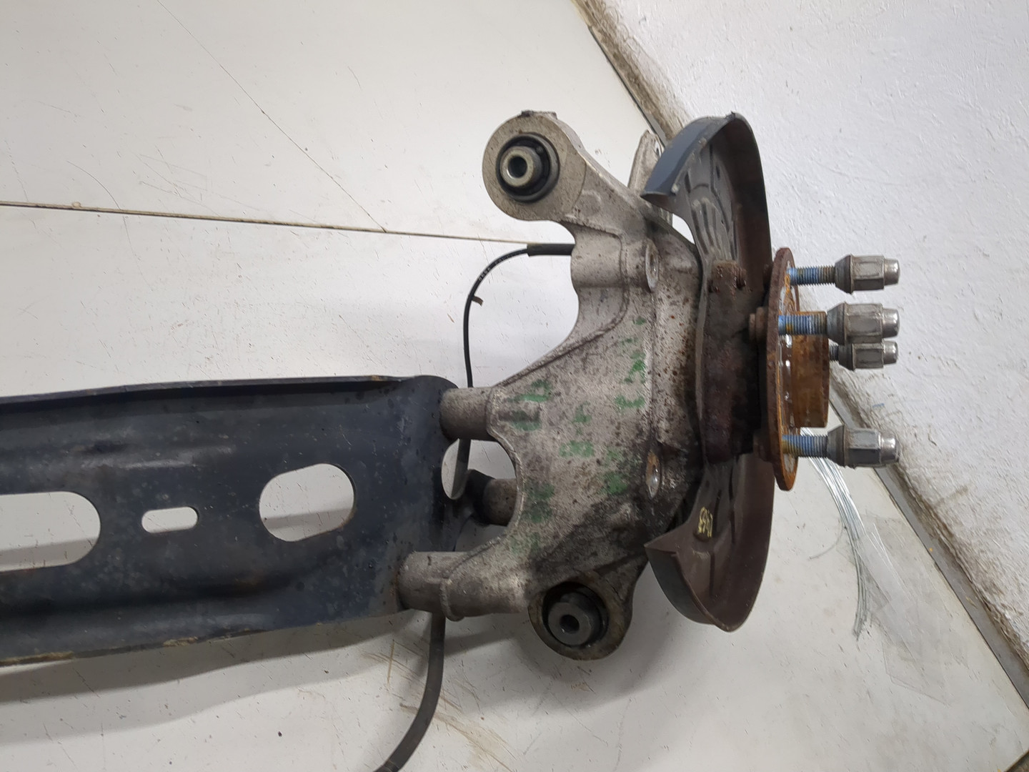 Кулак поворотный задний левый