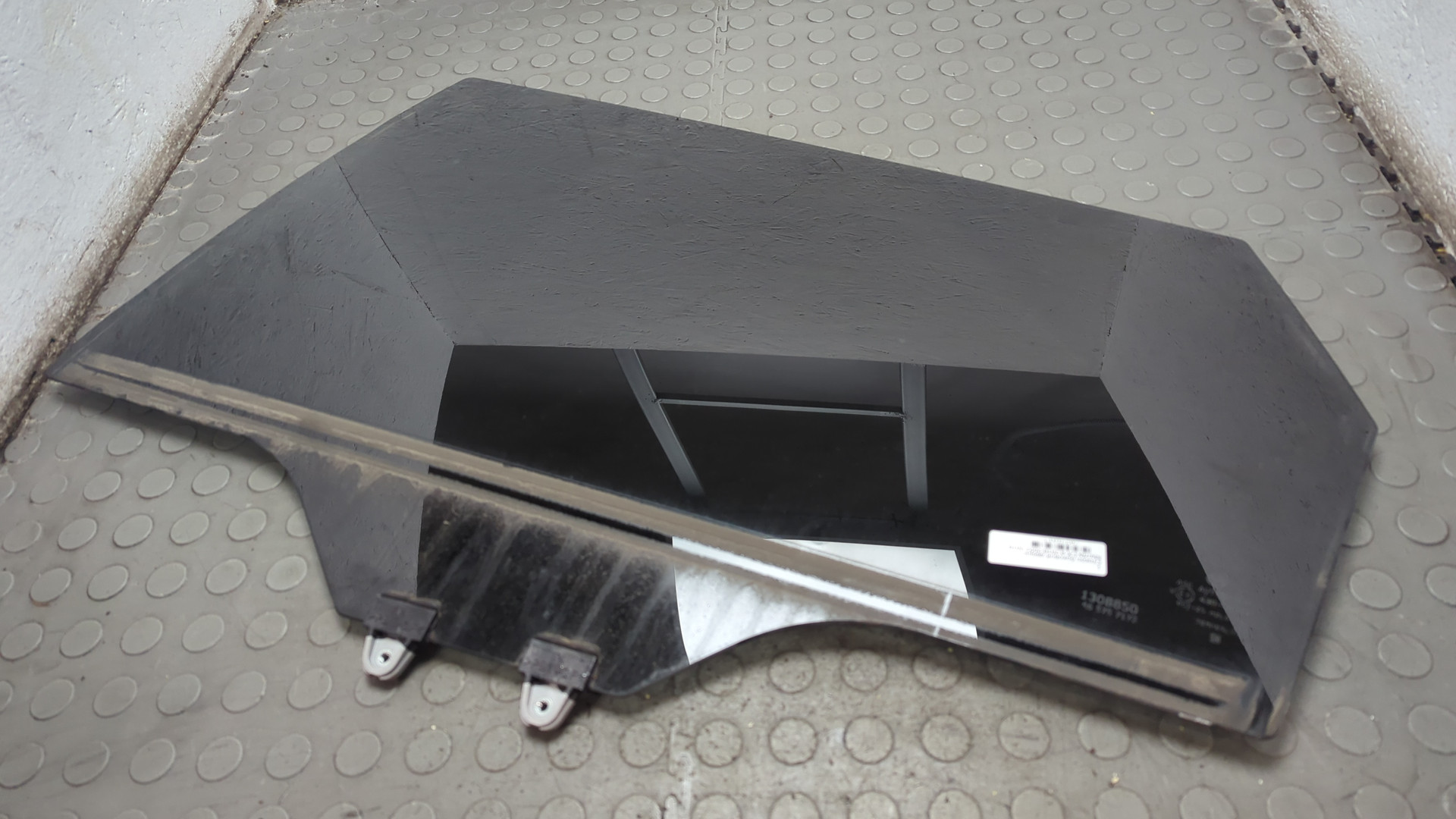 Стекло двери задней левой