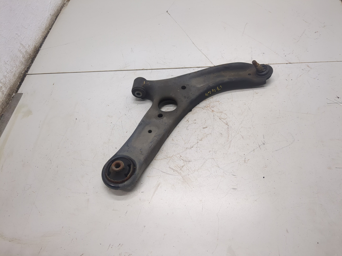 Рычаг передний правый