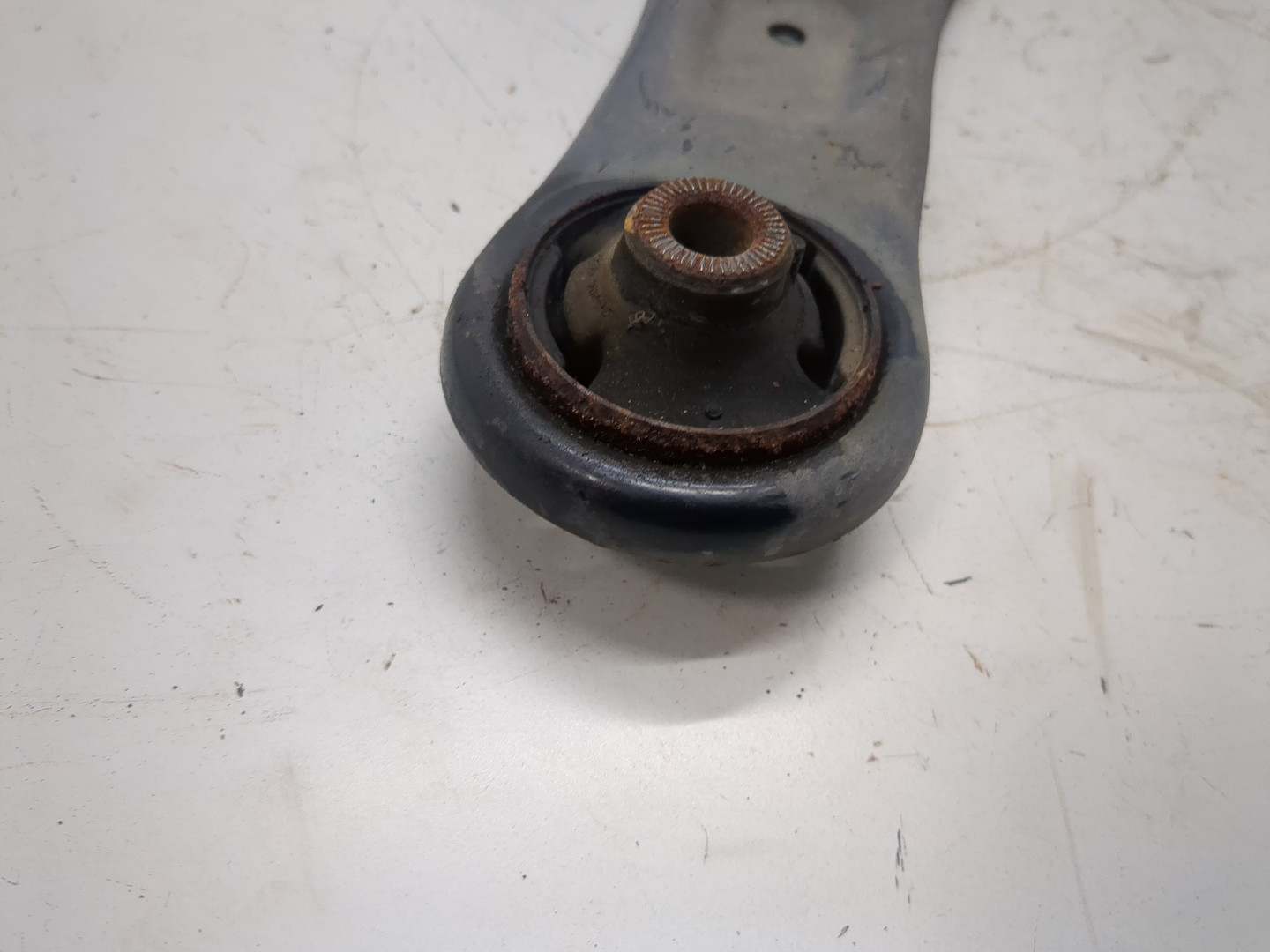 Рычаг передний правый