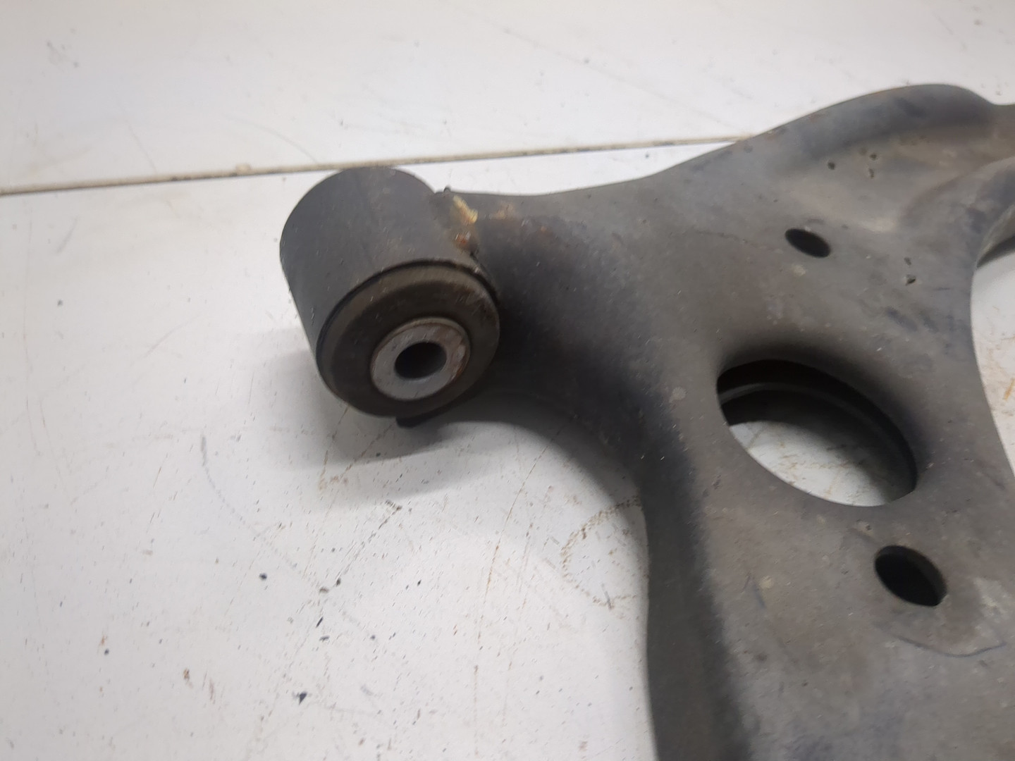 Рычаг передний правый