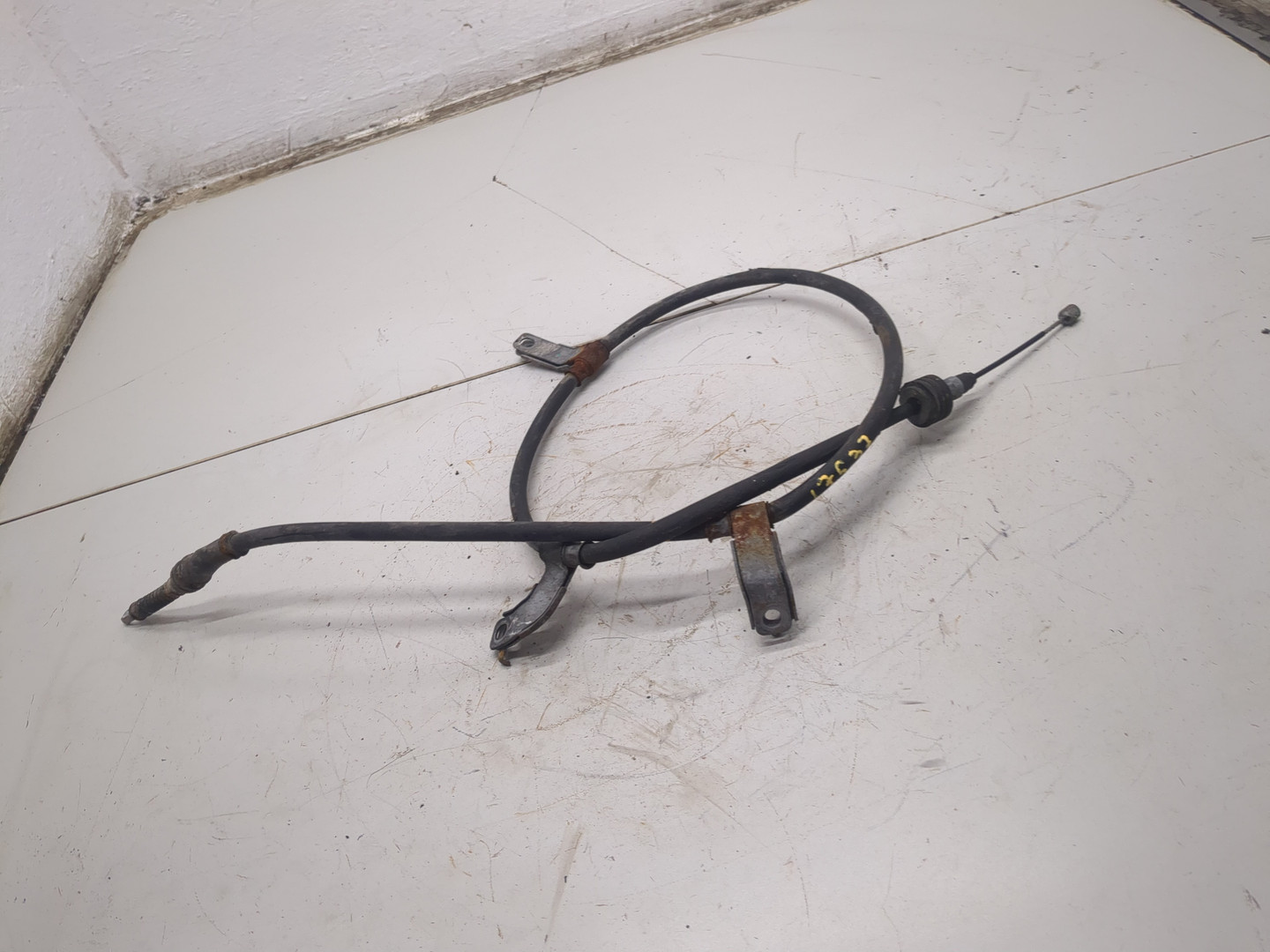 Трос стояночного тормоза