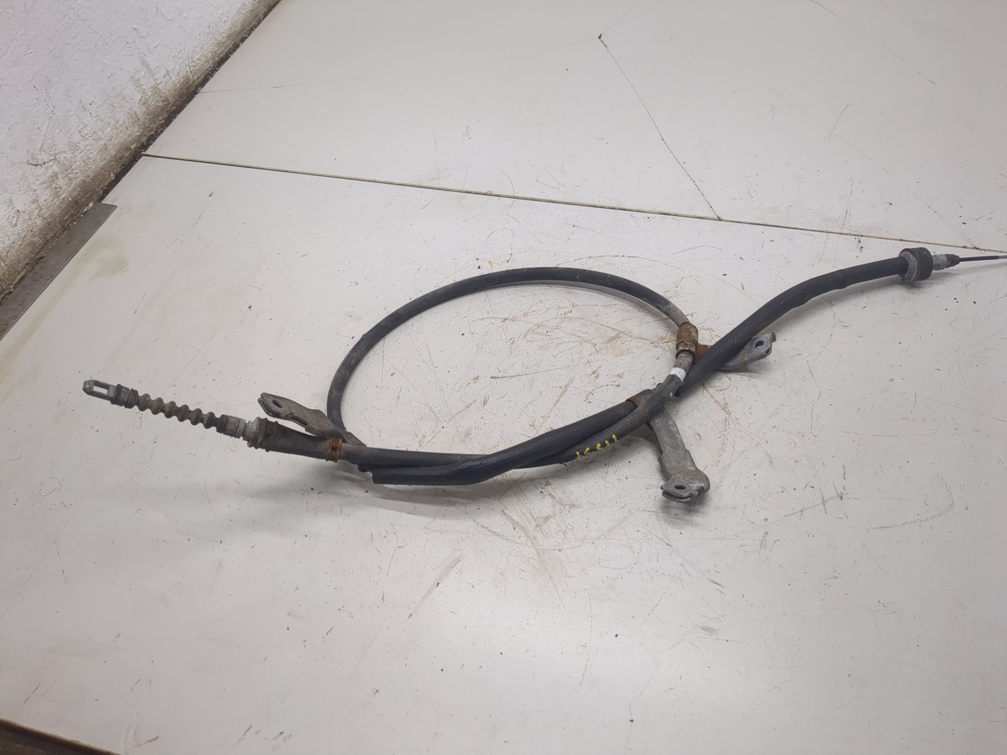 Трос стояночного тормоза