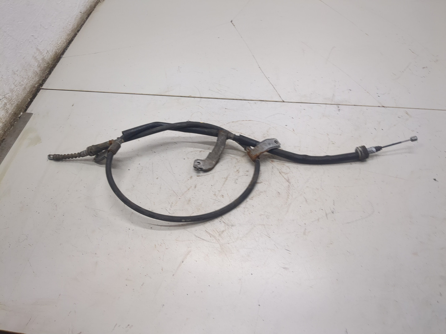 Трос стояночного тормоза