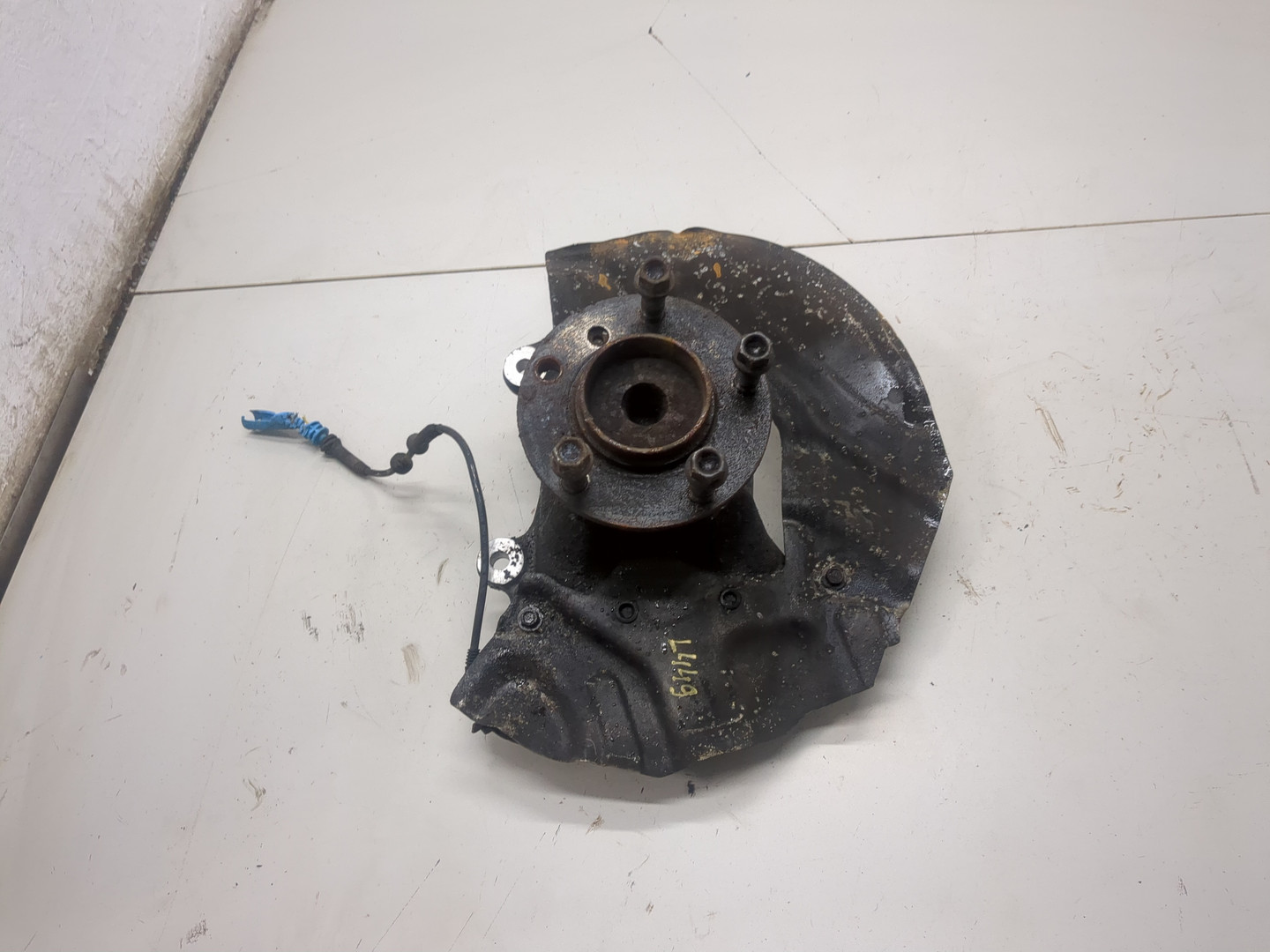 Кулак поворотный передний правый