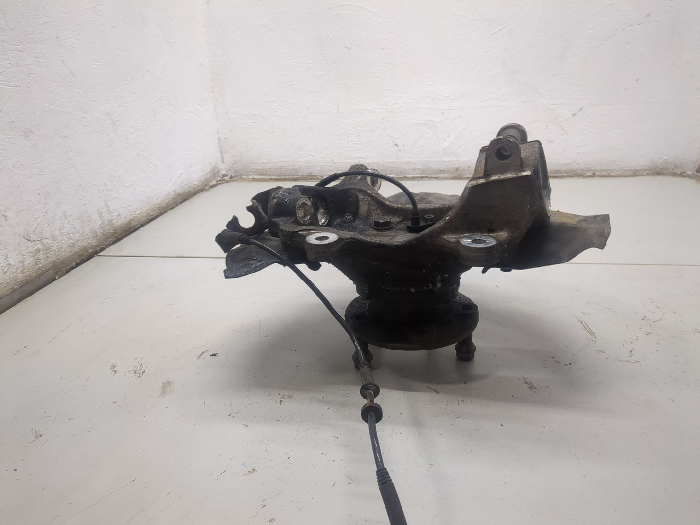 Кулак поворотный передний правый