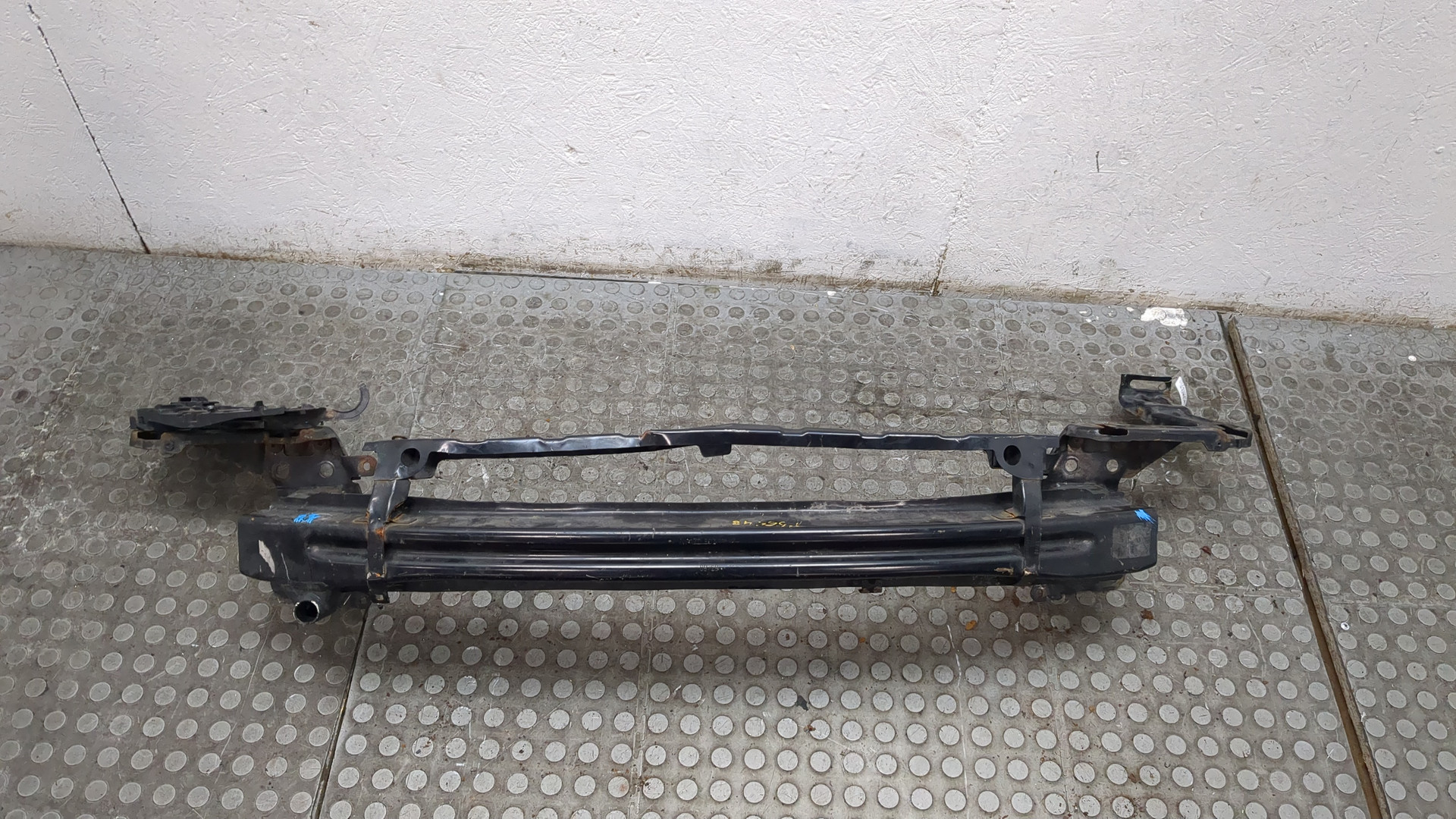 Усилитель переднего бампера