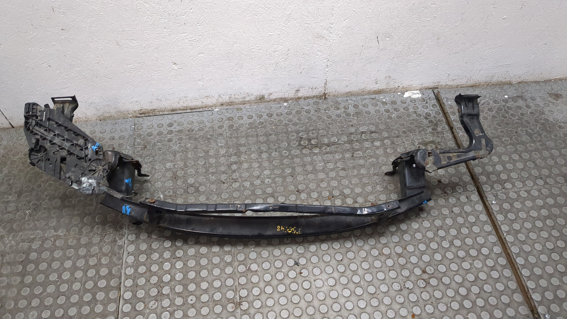 Усилитель переднего бампера