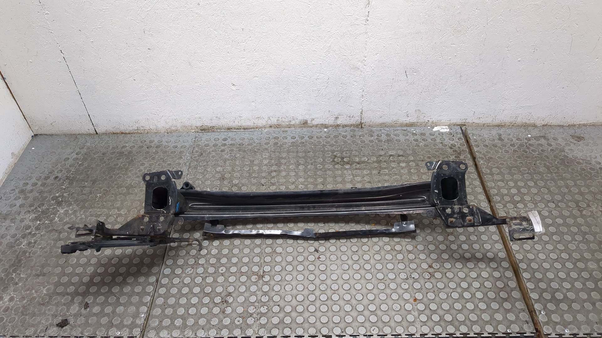 Усилитель переднего бампера