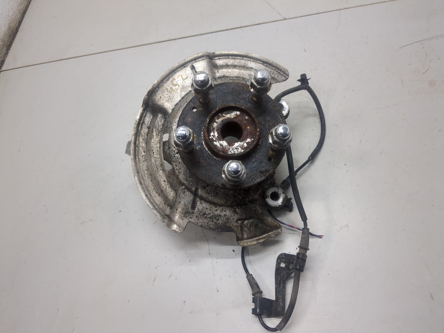 Кулак поворотный передний правый