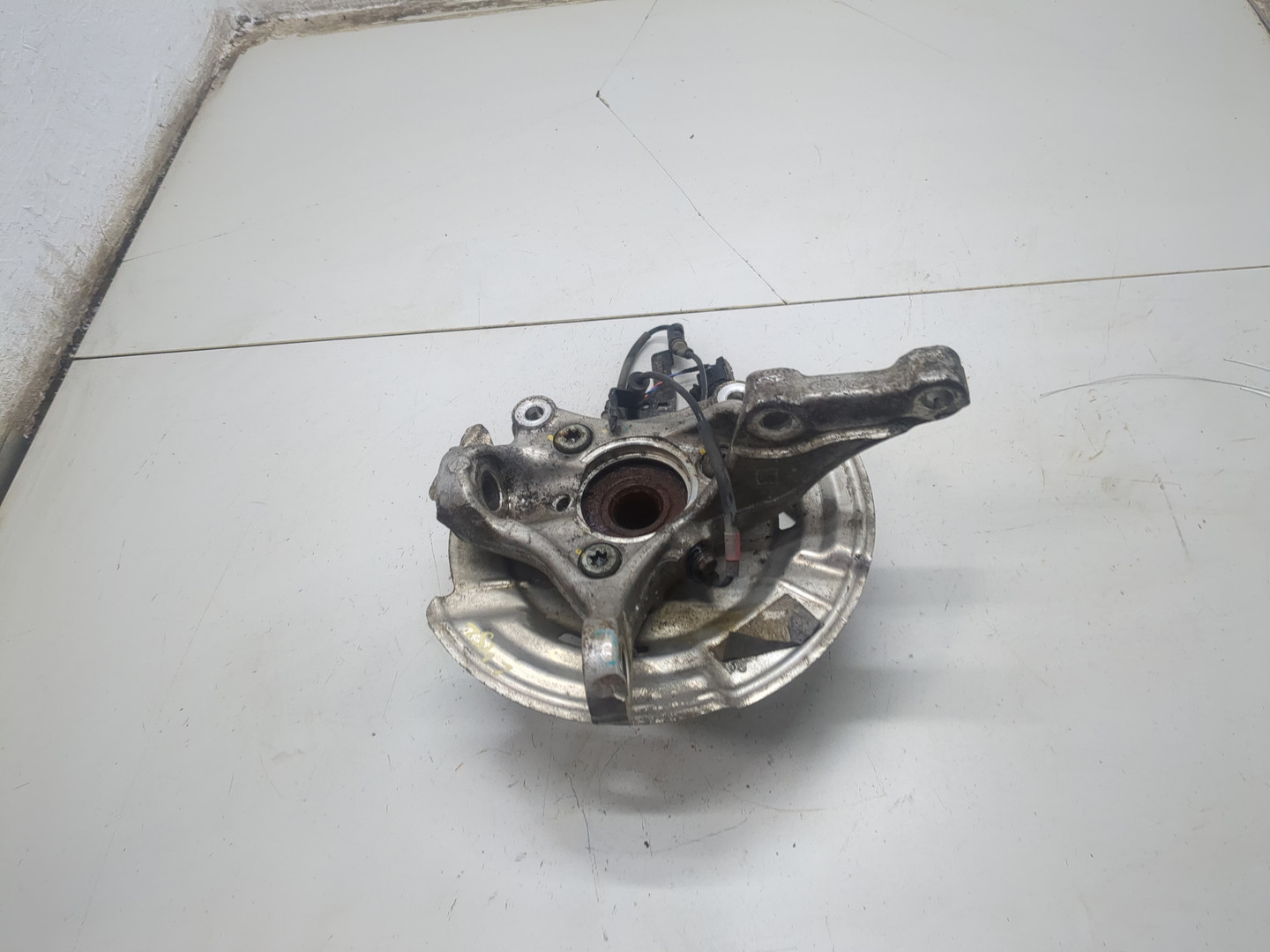 Кулак поворотный передний правый