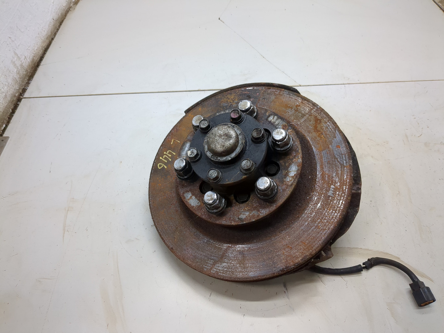 Кулак поворотный передний правый