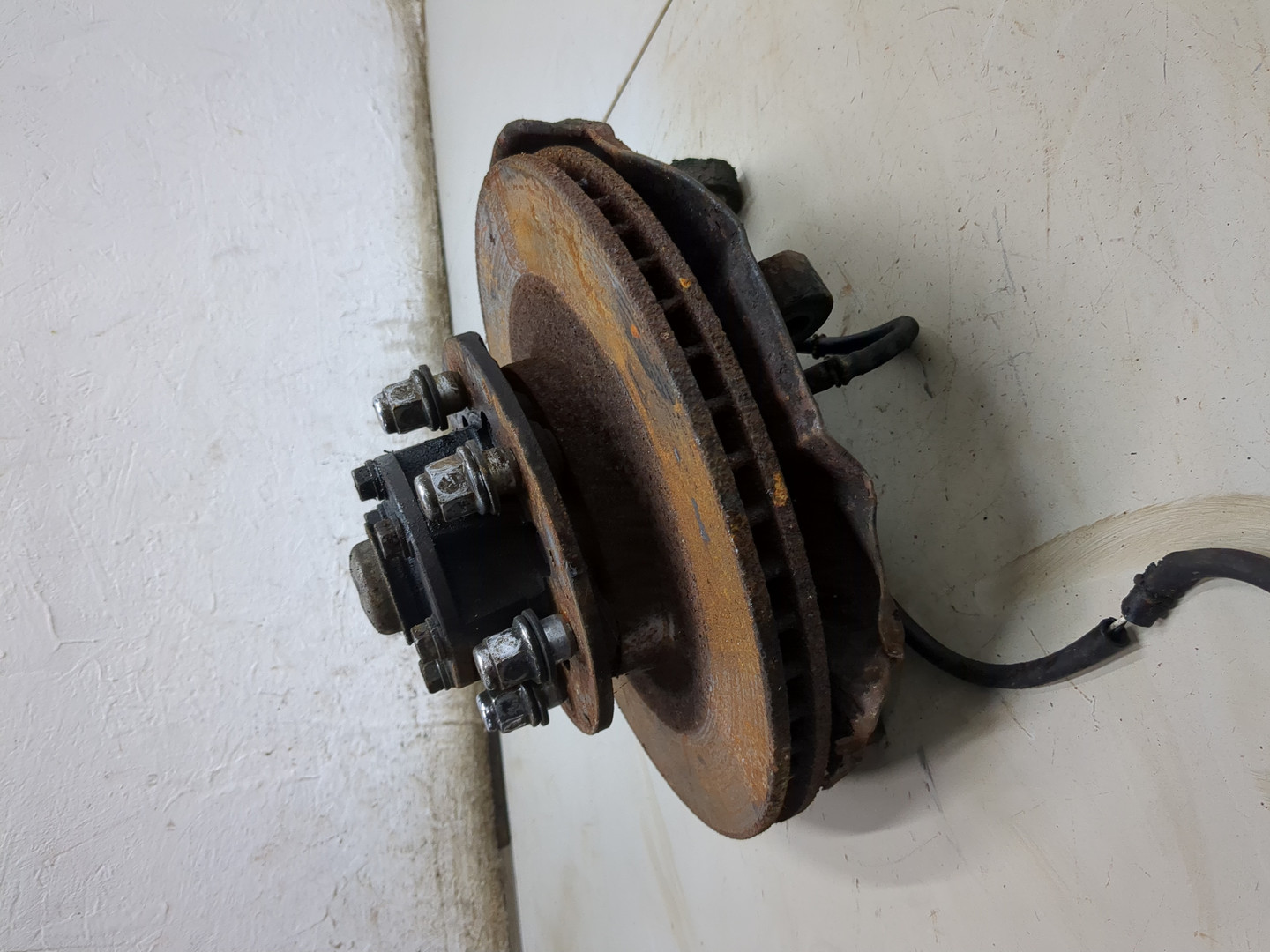 Кулак поворотный передний правый