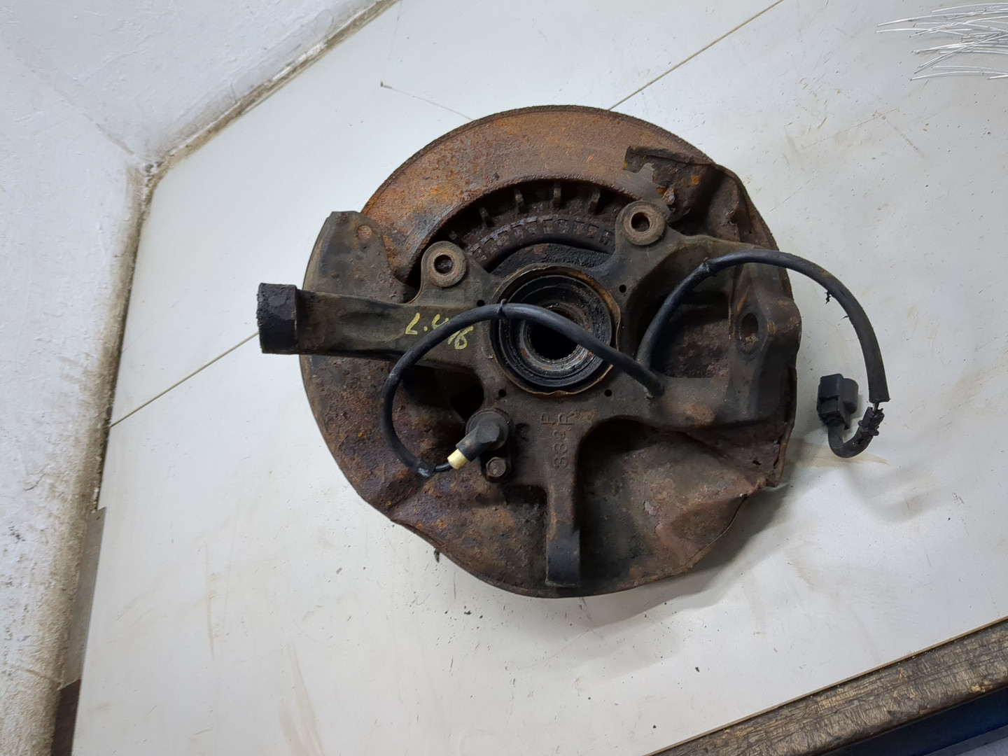 Кулак поворотный передний правый