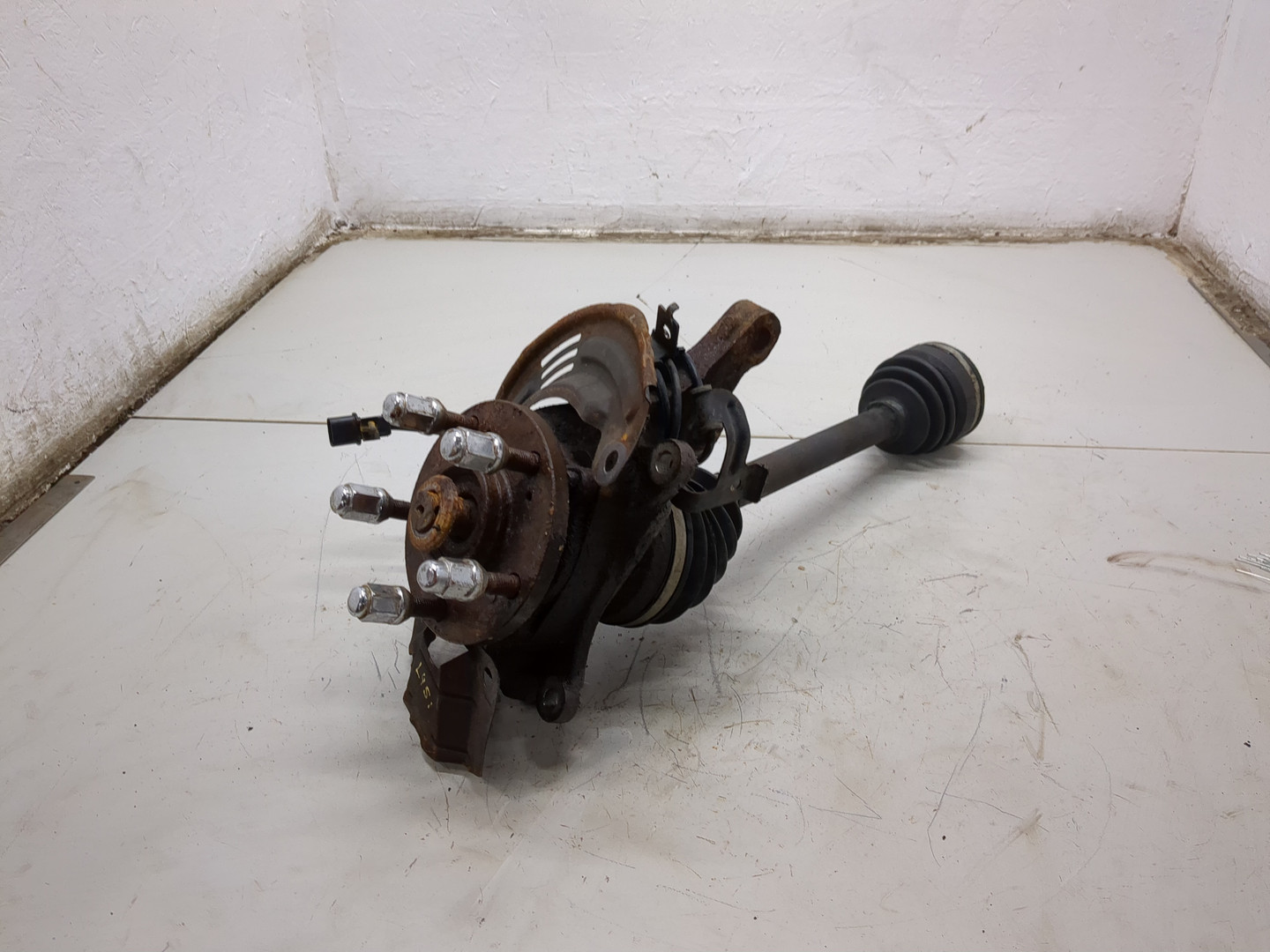 Кулак поворотный передний правый