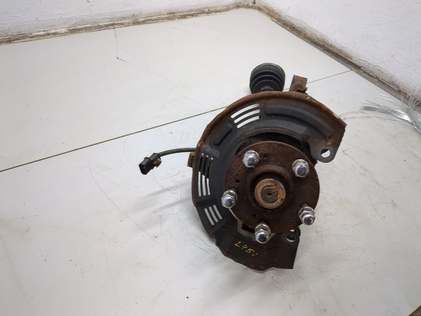 Кулак поворотный передний правый