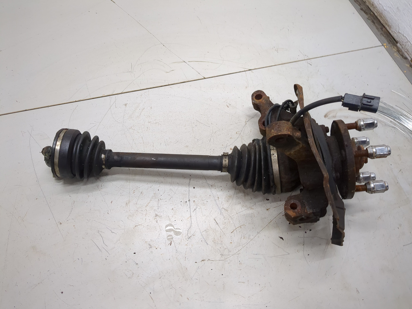 Кулак поворотный передний правый