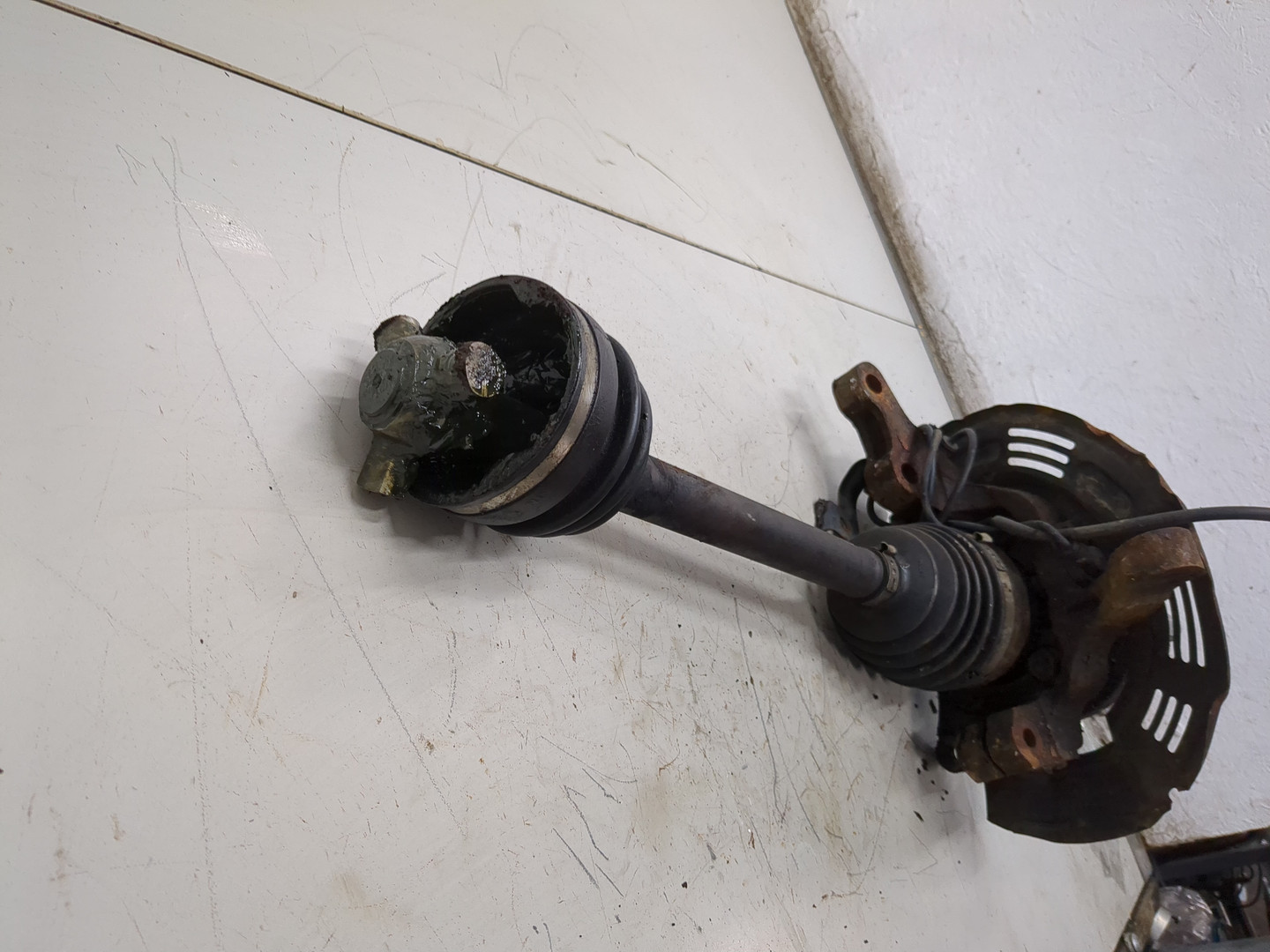 Кулак поворотный передний правый