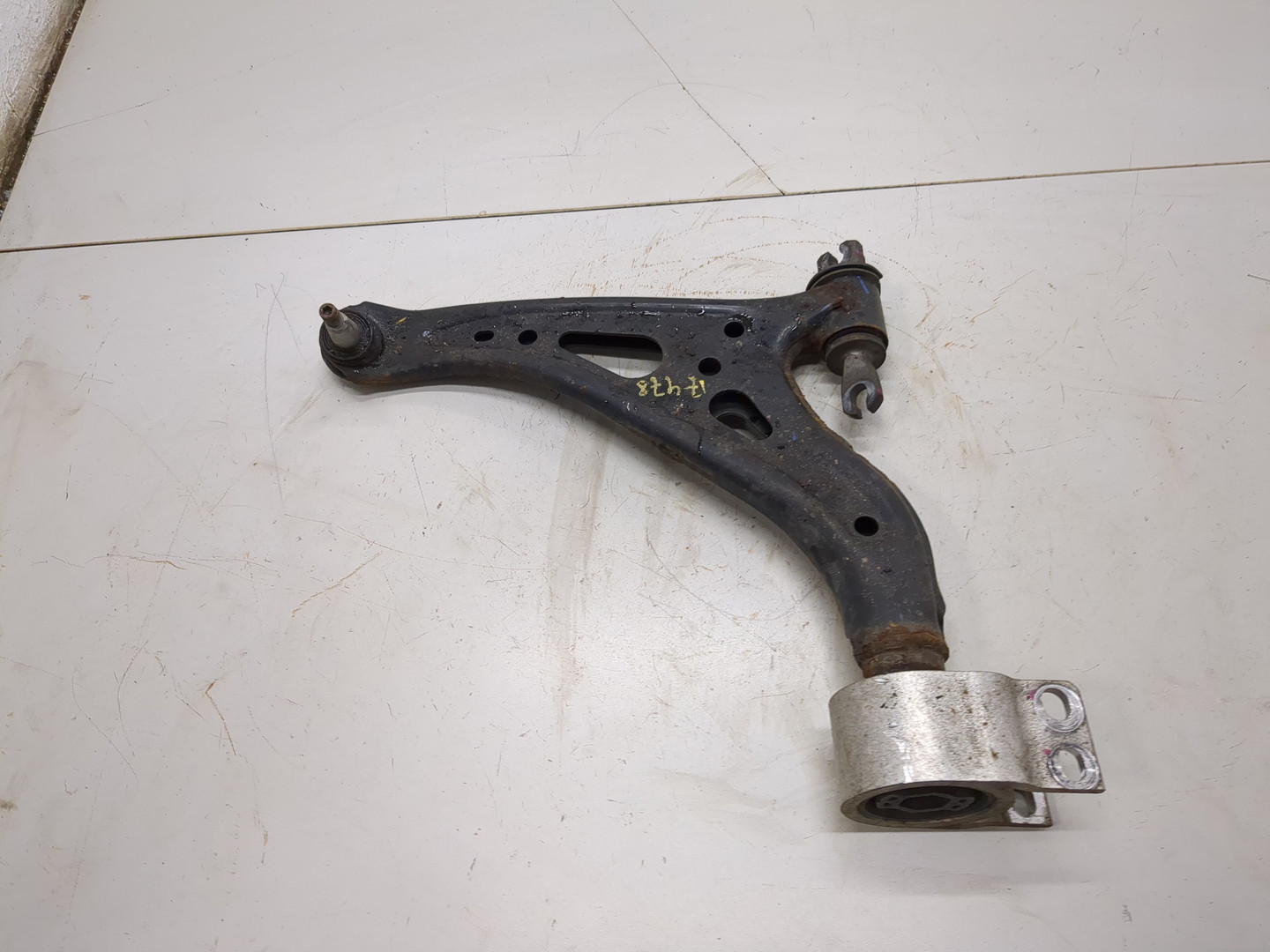 Рычаг передний левый