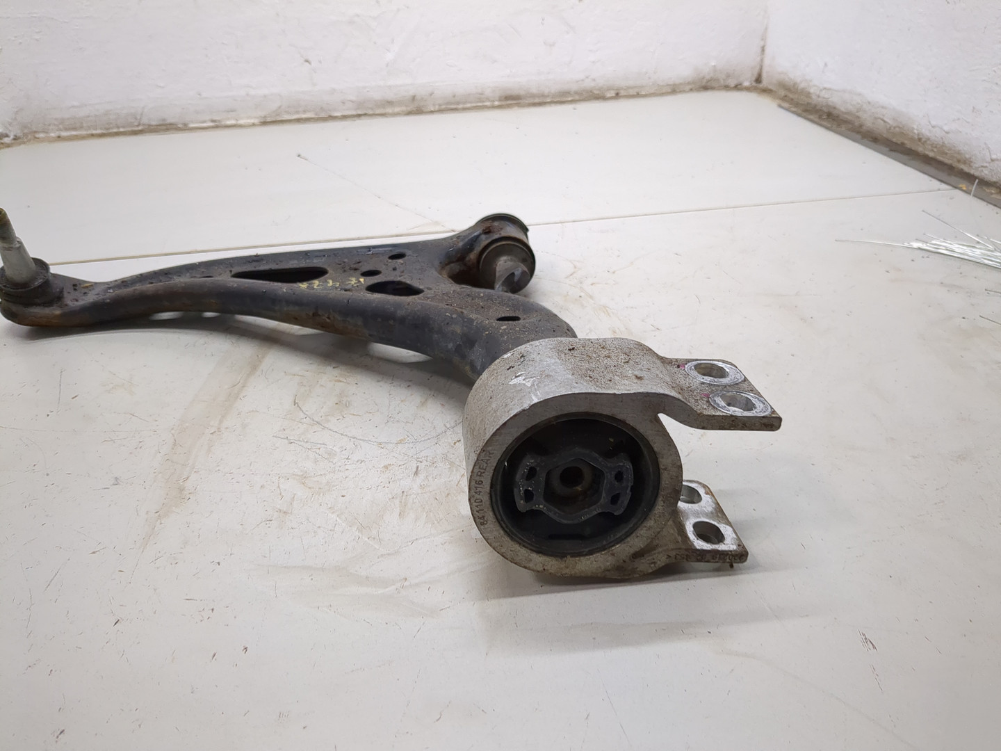 Рычаг передний левый