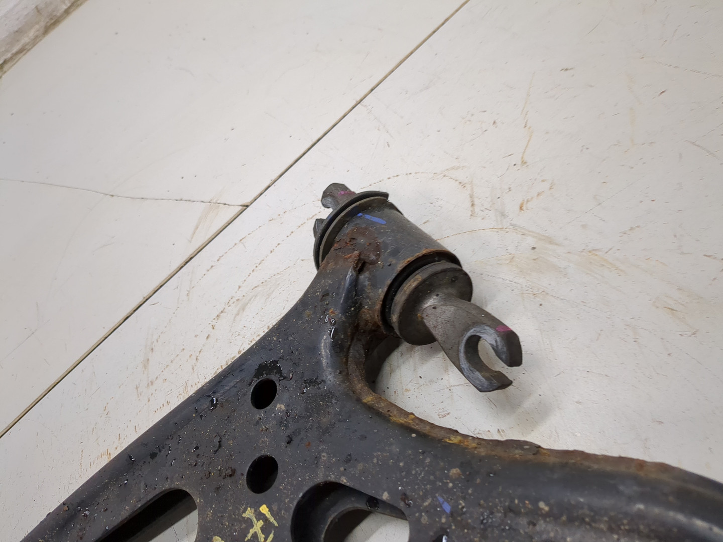 Рычаг передний левый