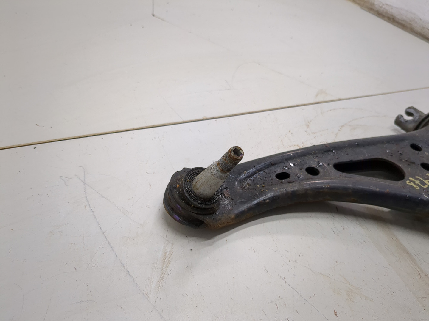 Рычаг передний левый