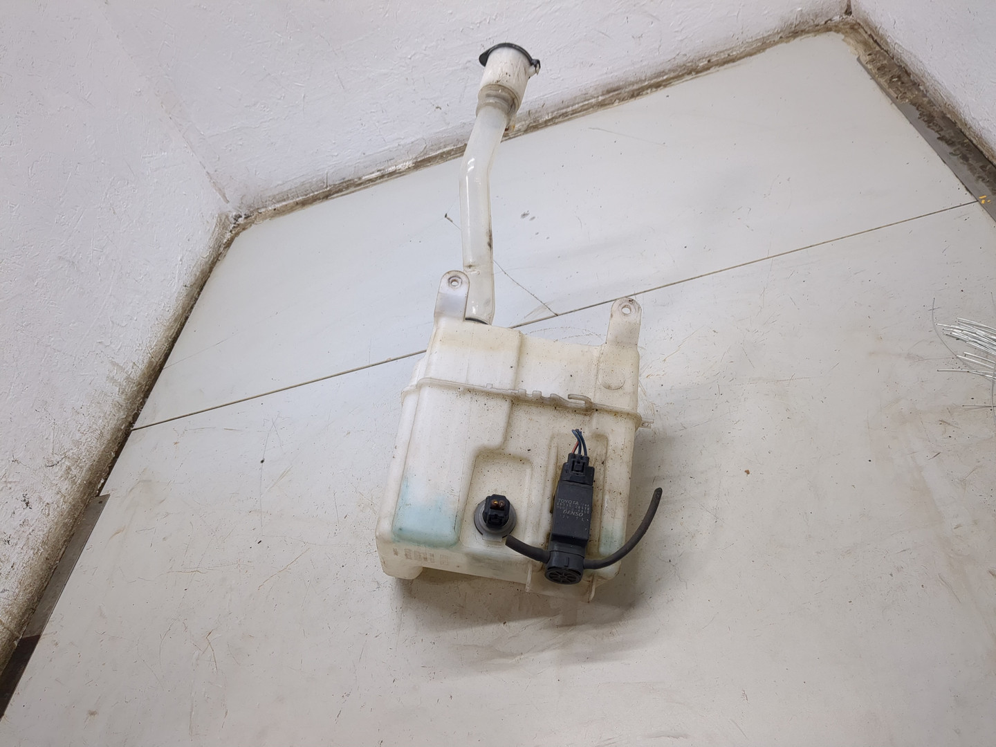 Бачок омывателя лобового стекла