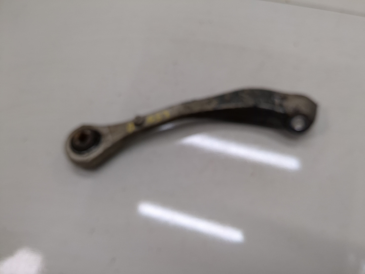 Рычаг передний левый