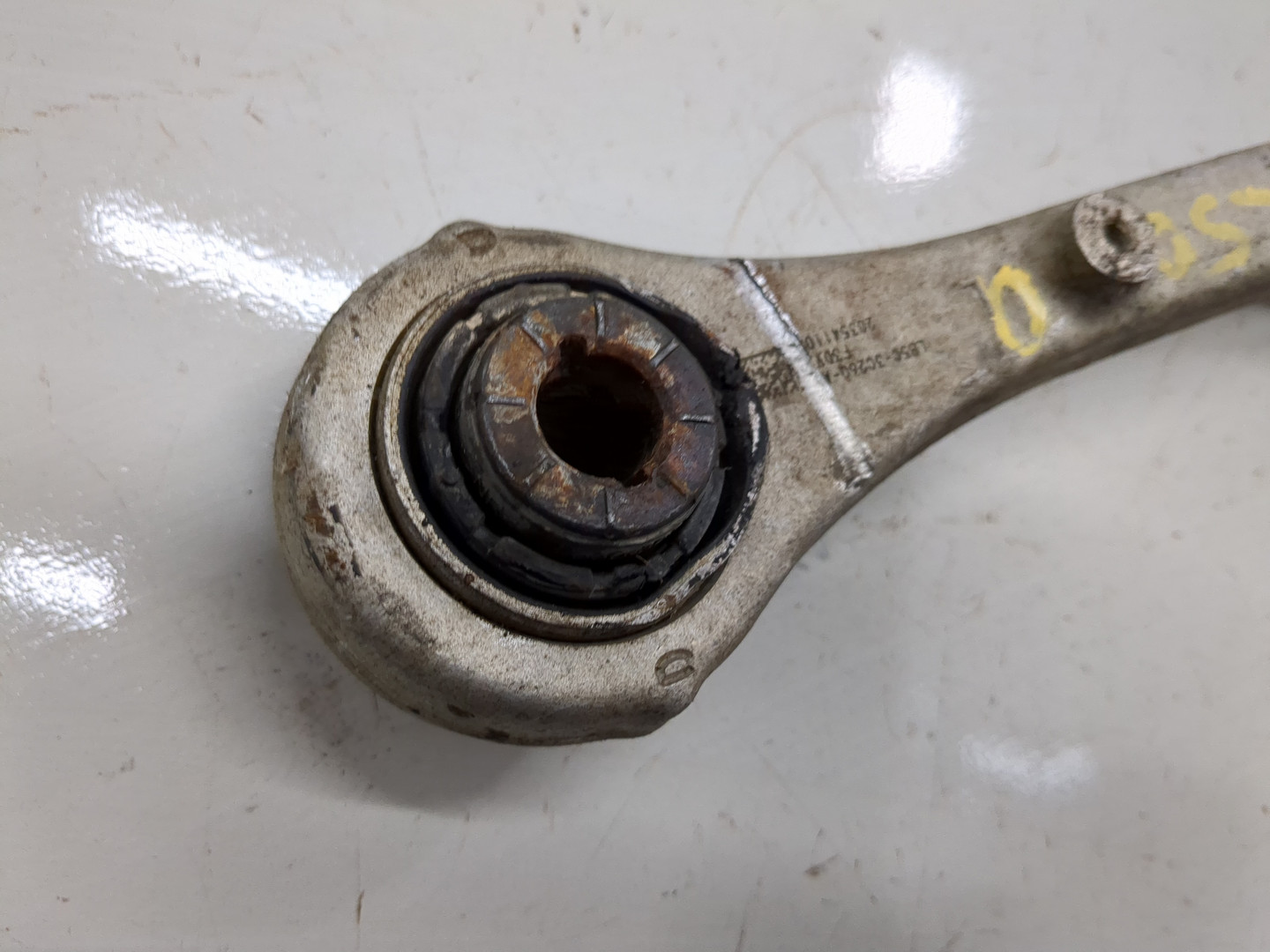 Рычаг передний левый