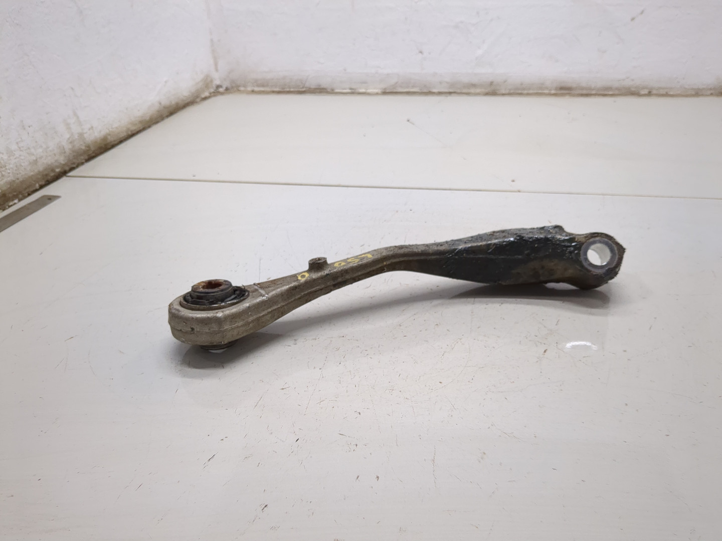 Рычаг передний левый