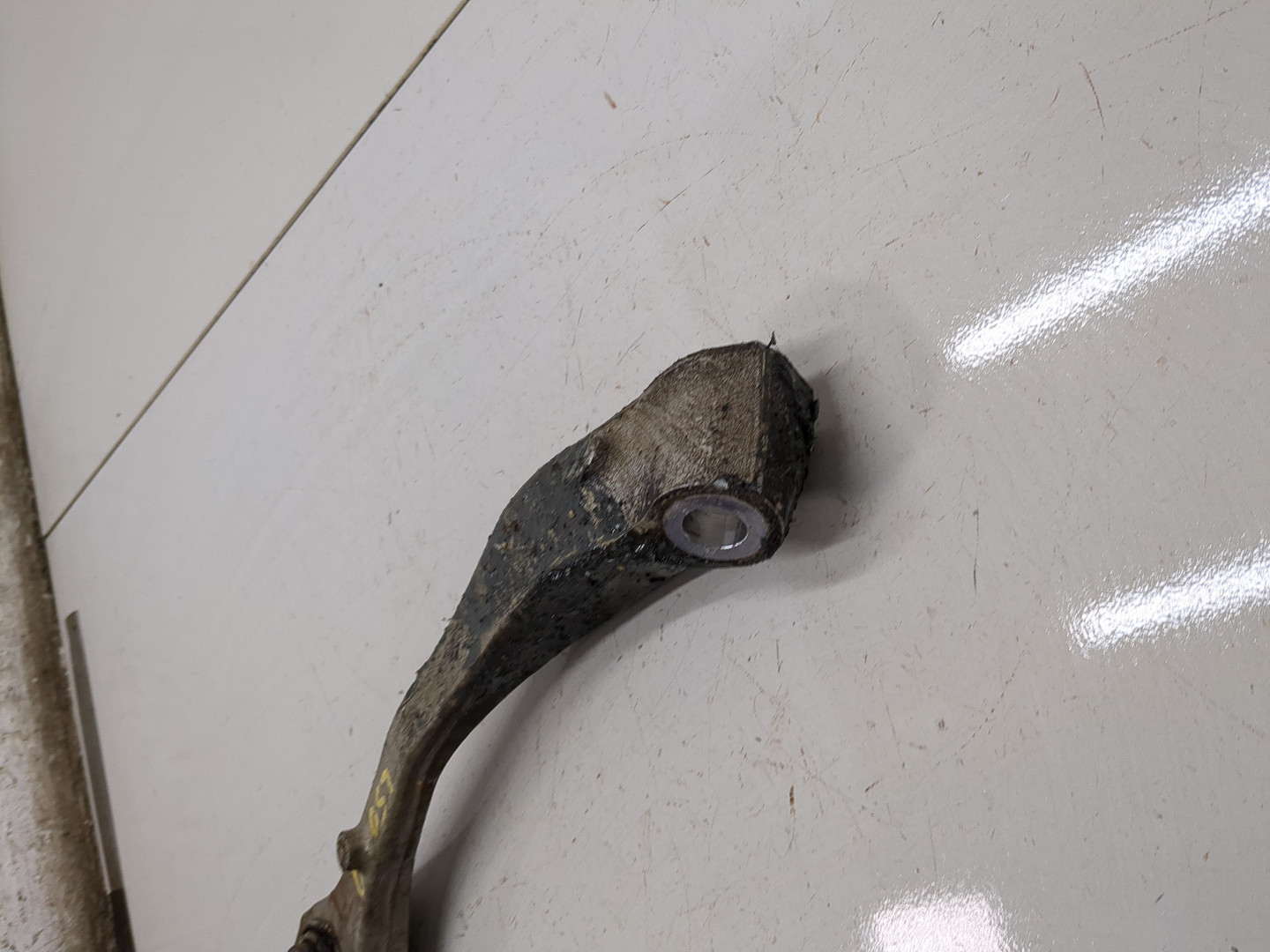 Рычаг передний левый