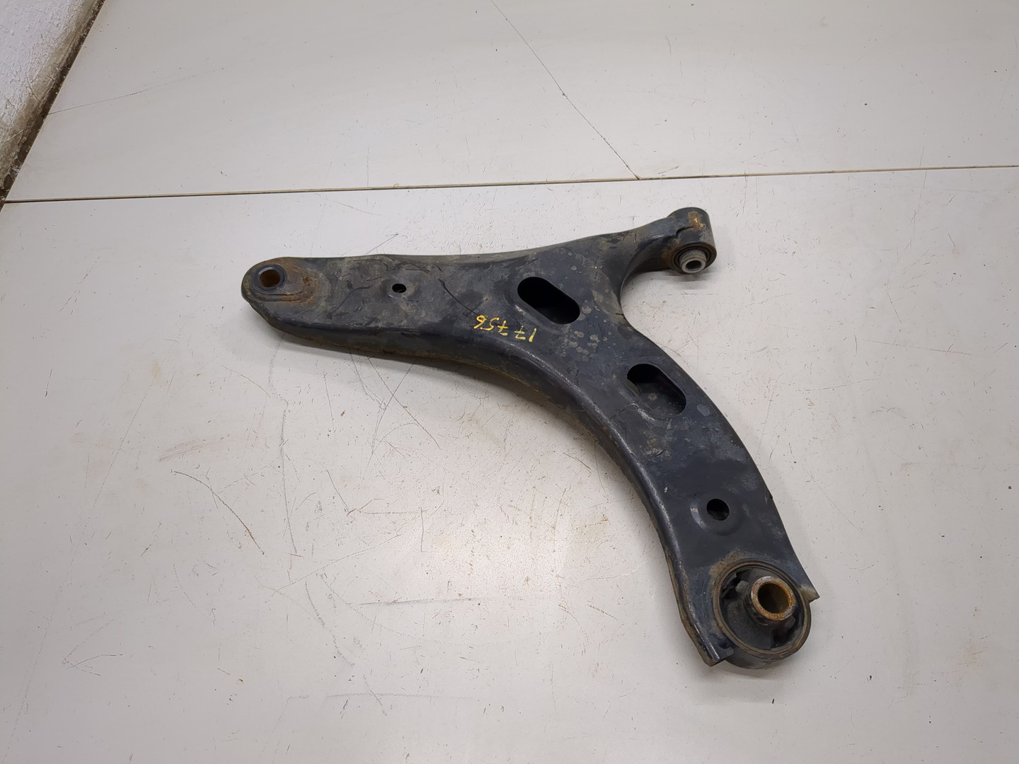 Рычаг передний левый