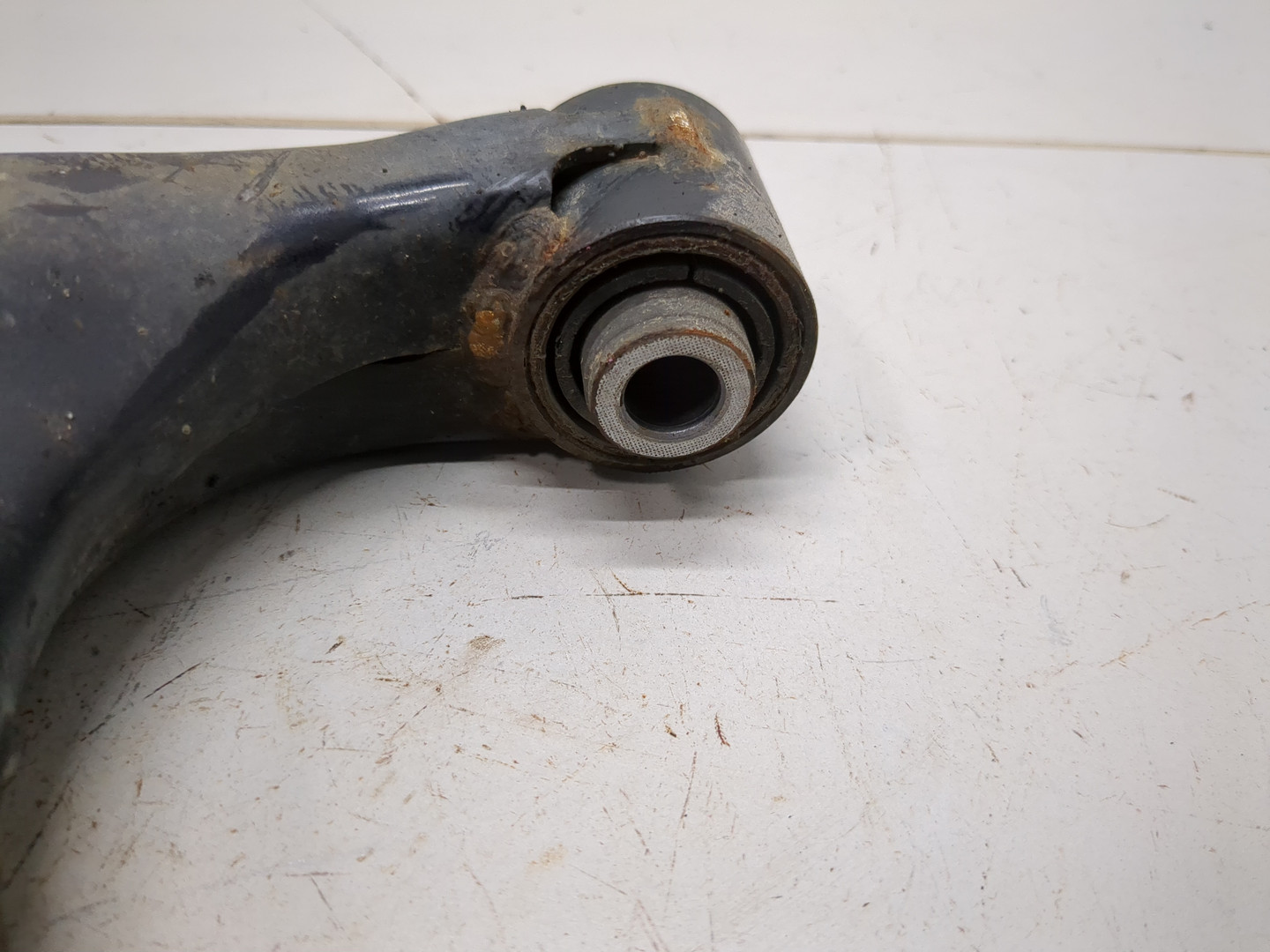 Рычаг передний левый