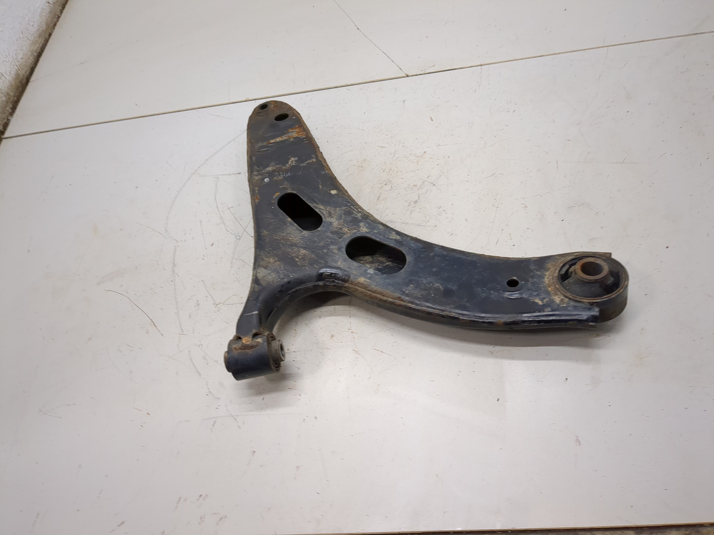 Рычаг передний левый