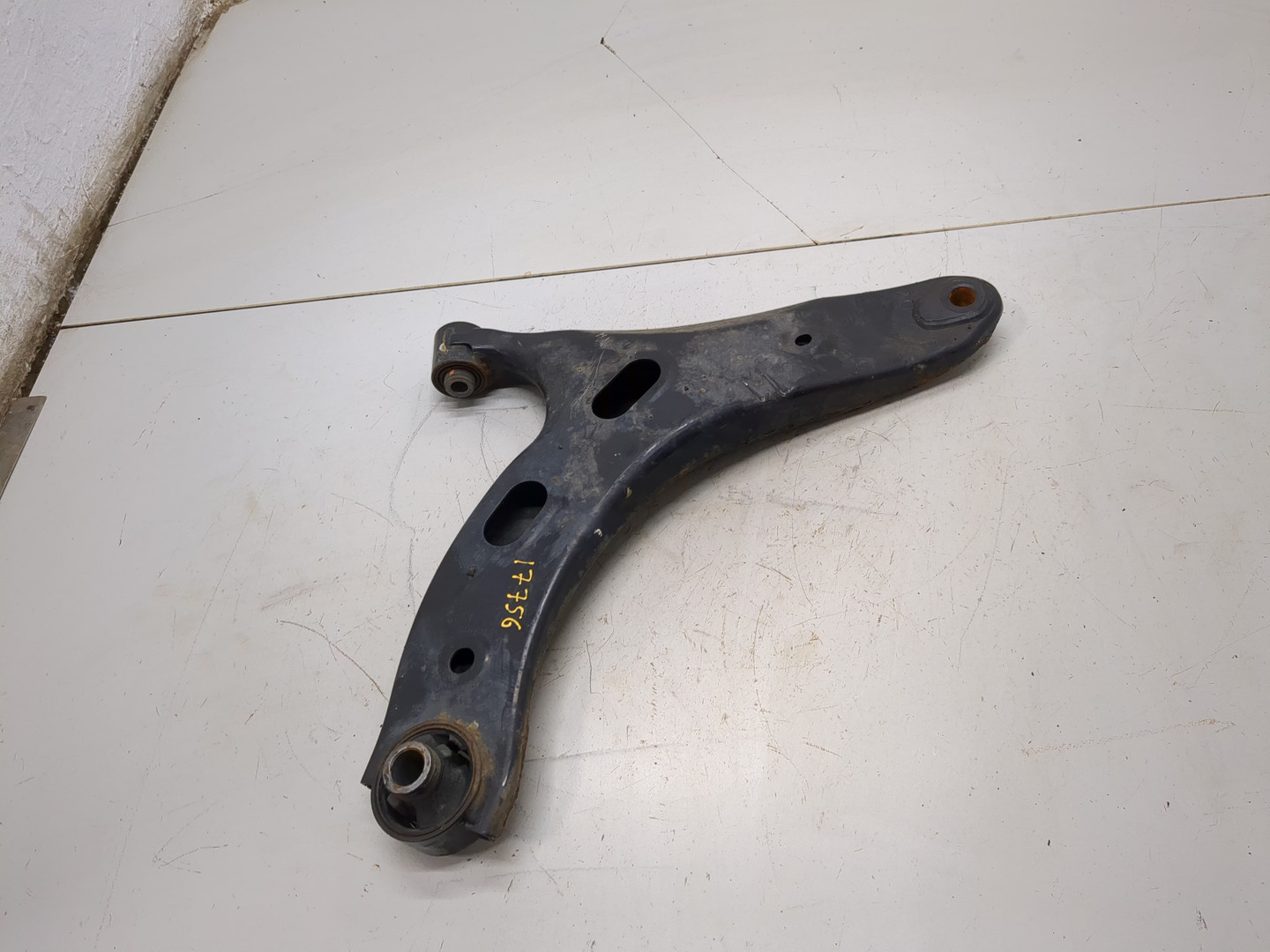 Рычаг передний правый