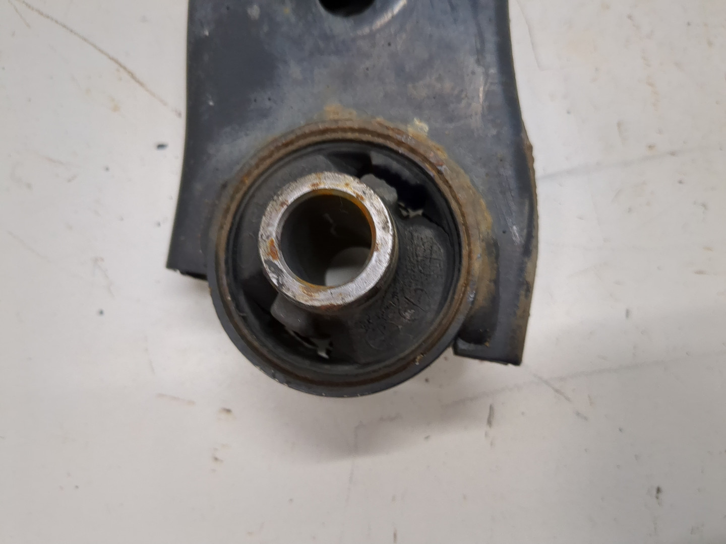 Рычаг передний правый