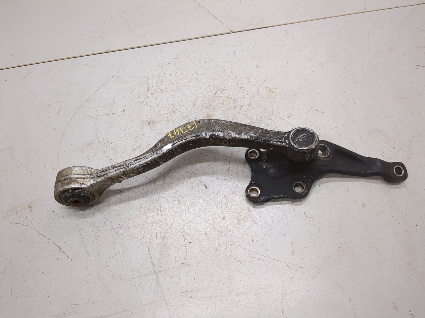 Рычаг передний левый