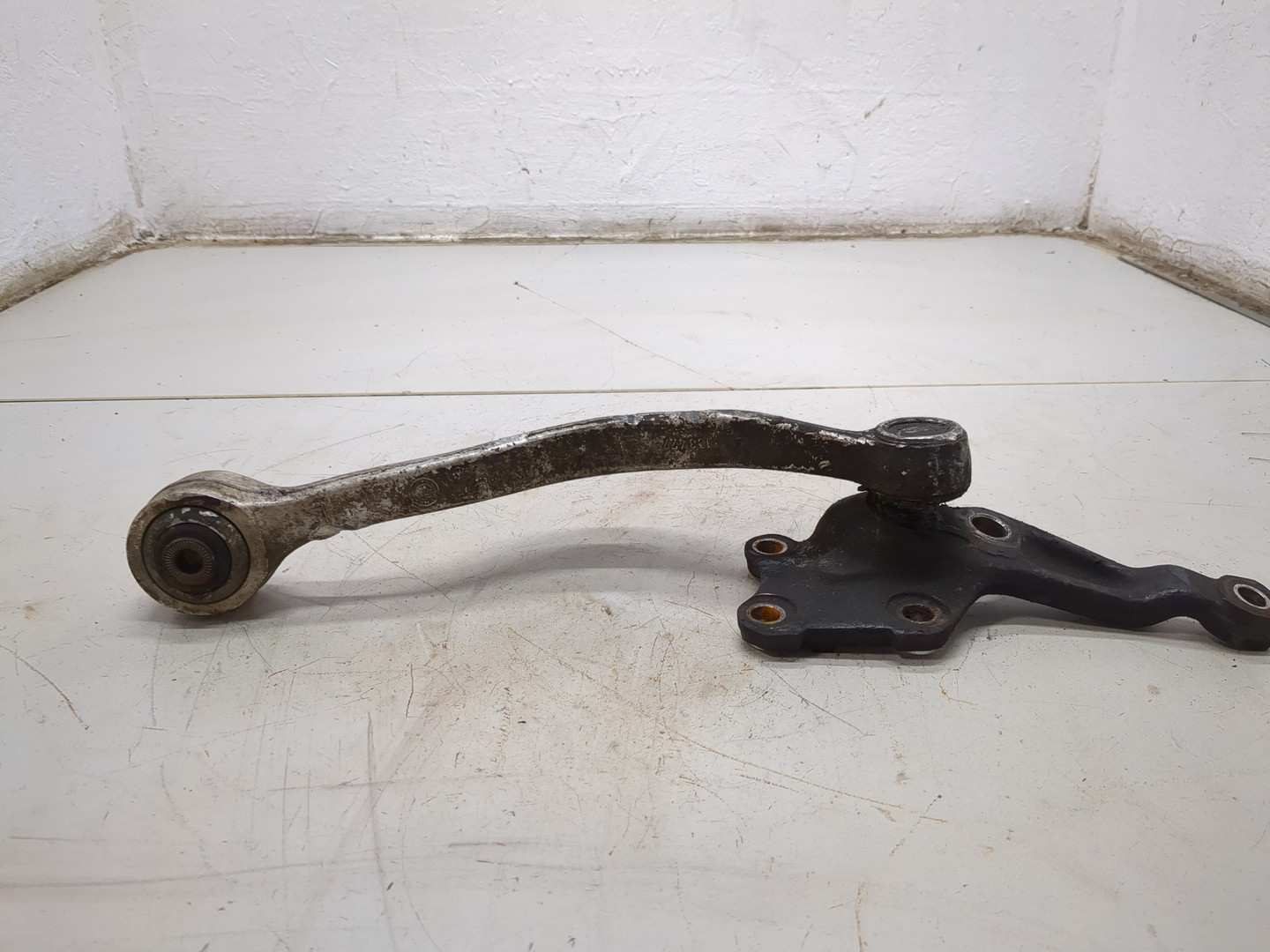 Рычаг передний левый