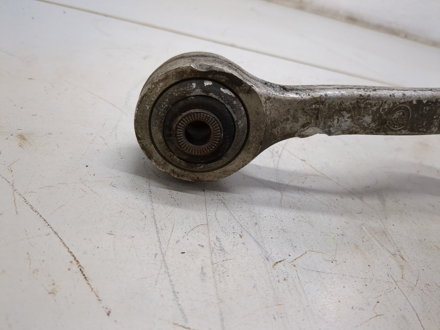 Рычаг передний левый